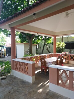 Outdoor dining - Residencial Estephany- Comfortable Apartment with Pool (Sosúa)