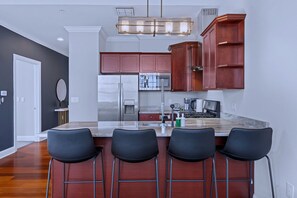 Réfrigérateur, four à micro-ondes, un four, surface de cuisson