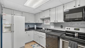 Micro-ondes, four, plaque de cuisson, lave-vaisselle