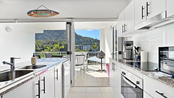 Een koelkast, een magnetron, een oven, een kookplaat