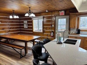 Dining - Blue Mountain Chalet ( 7 Bedrooms, Sleeps 15 Fully air-conditioned throughout . (town of  Blue mountains)