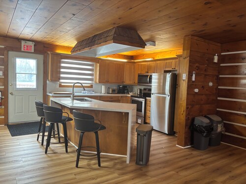 Blue Mountain Chalet ( 7 Bedrooms, Sleeps 15 with Air Conditioning 