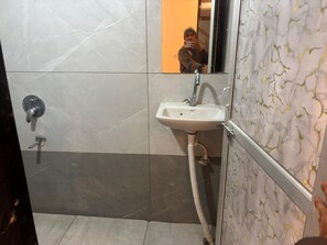 豪華三人房, 城市景觀 | 浴室 | 淋浴設備、淋浴花灑、毛巾、肥皂