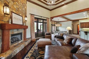 Smart-tv, een open haard en een kantoor