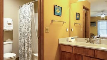 Badkamer | Een bad/douchecombinatie, gratis toiletartikelen, een haardroger