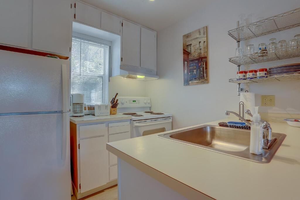 Private kitchen | Full-sized fridge, microwave, oven, stovetop