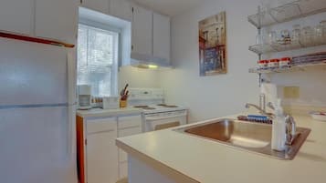 Private kitchen | Full-sized fridge, microwave, oven, stovetop