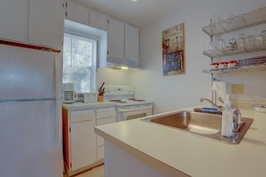 Private kitchen | Full-sized fridge, microwave, oven, stovetop - The Hood River Condominiums (Hood River)