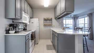 Condo, 1 Bedroom, Non Smoking, Kitchen | Private kitchen | Full-size fridge, microwave, oven, stovetop