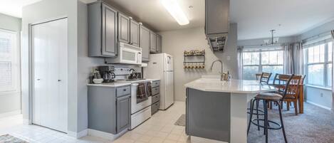 Condo, 1 Bedroom, Non Smoking, Kitchen | Private kitchen | Full-size fridge, microwave, oven, stovetop