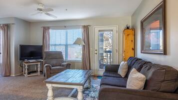 Condo, 1 Bedroom, Non Smoking, Kitchen | Living area