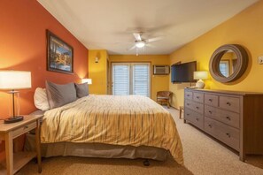 In-room safe, desk, iron/ironing board, free WiFi - The Hood River Condominiums (Hood River)