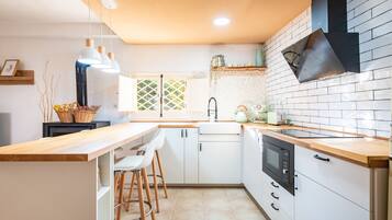 Een koelkast, een microgolfoven, een kookplaat