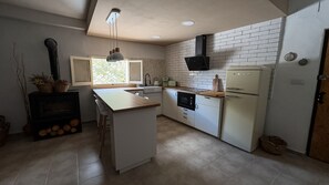 Frigorífico, microondas, placa de cocina y cafetera o tetera