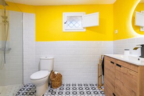 Shower, free toiletries, hair dryer, towels