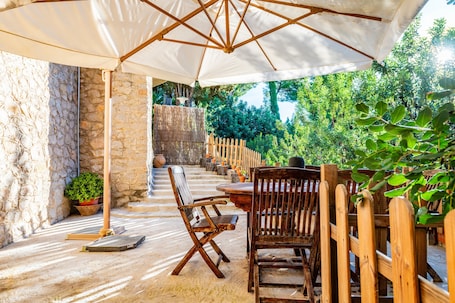 Outdoor dining. Holiday Home 'Casa en las Montañas de Benicassim' with Sea View, Private Terrace and Wi-Fi