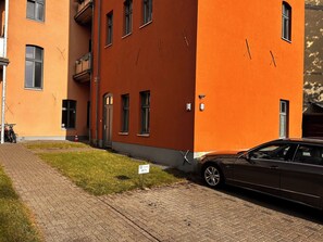 المنطقة المحيطة بالمنشأة