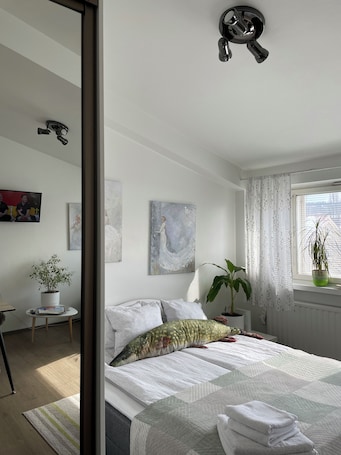 1 室のベッドルーム、デスク、アイロン / アイロン台、WiFi. VesiLahti RoofLevel — Chic 1-bedroom apartment with a loft bed and AC in Lahti