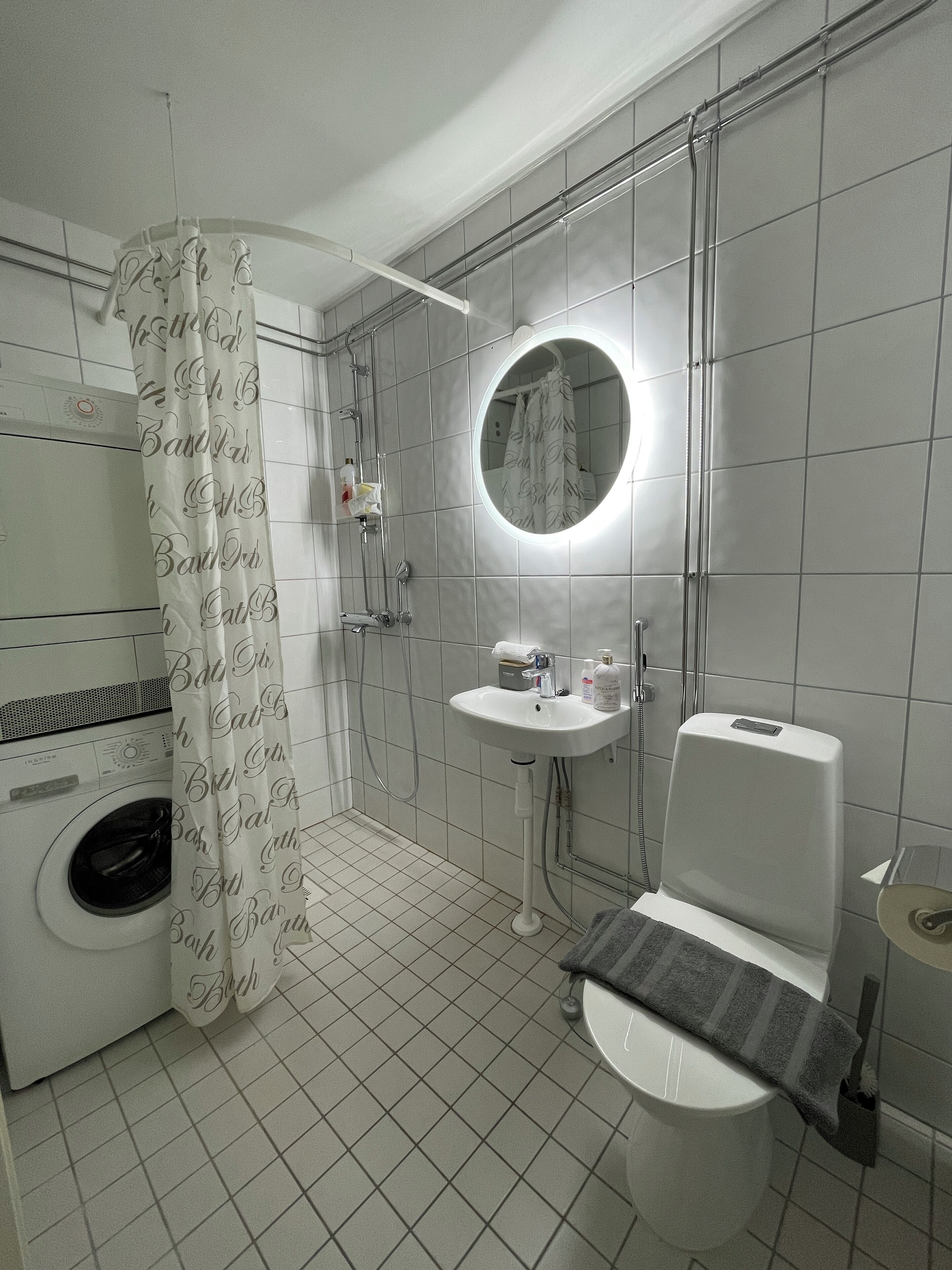 Suihku, ilmaiset hygieniatuotteet, hiustenkuivaaja, kylpytakit