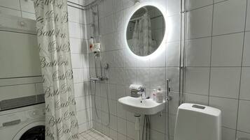 Suihku, ilmaiset hygieniatuotteet, hiustenkuivaaja, kylpytakit