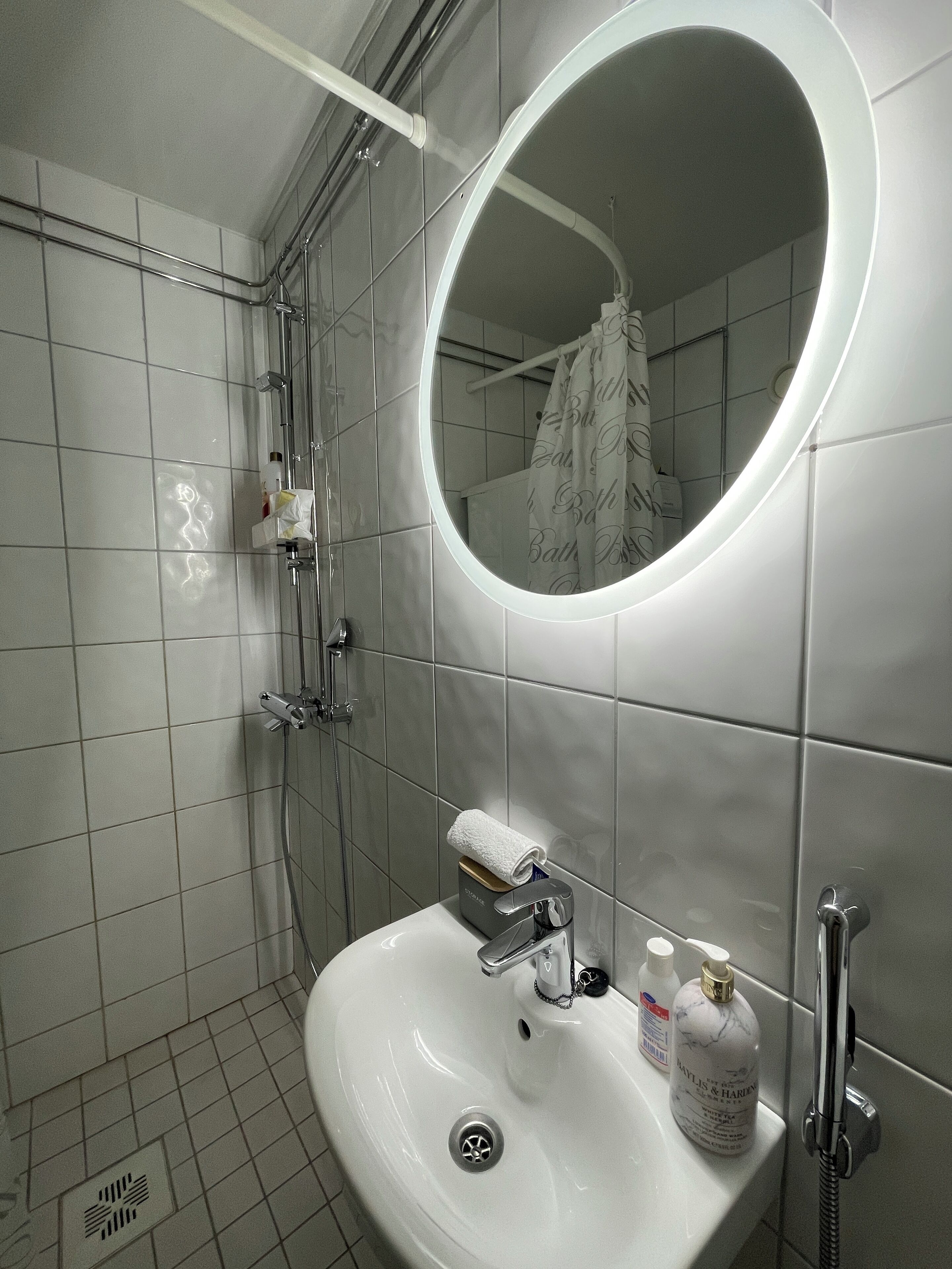 Douche, articles de toilette (gratuits), séchoir à cheveux, peignoirs