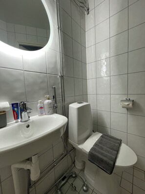 تجهيزات دش، مجففات شعر، مراحيض شطف، مناشف