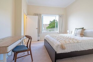 Een strijkplank/strijkijzer, reisbedje, wifi, beddengoed