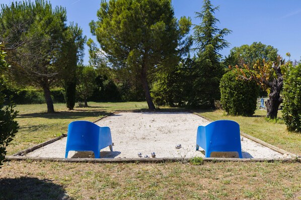 Children's play area - outdoor - Chambre d'hôtes -B&B - Le Cocon de Manon (Lagnes)
