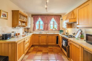 Réfrigérateur, four à micro-ondes, un four, lave-vaisselle