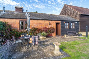 Outdoor dining - Elm End Cottage - Farm Retreat - Nr Broadway (Dumbleton)