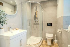 Dusche, Haartrockner, Handtücher