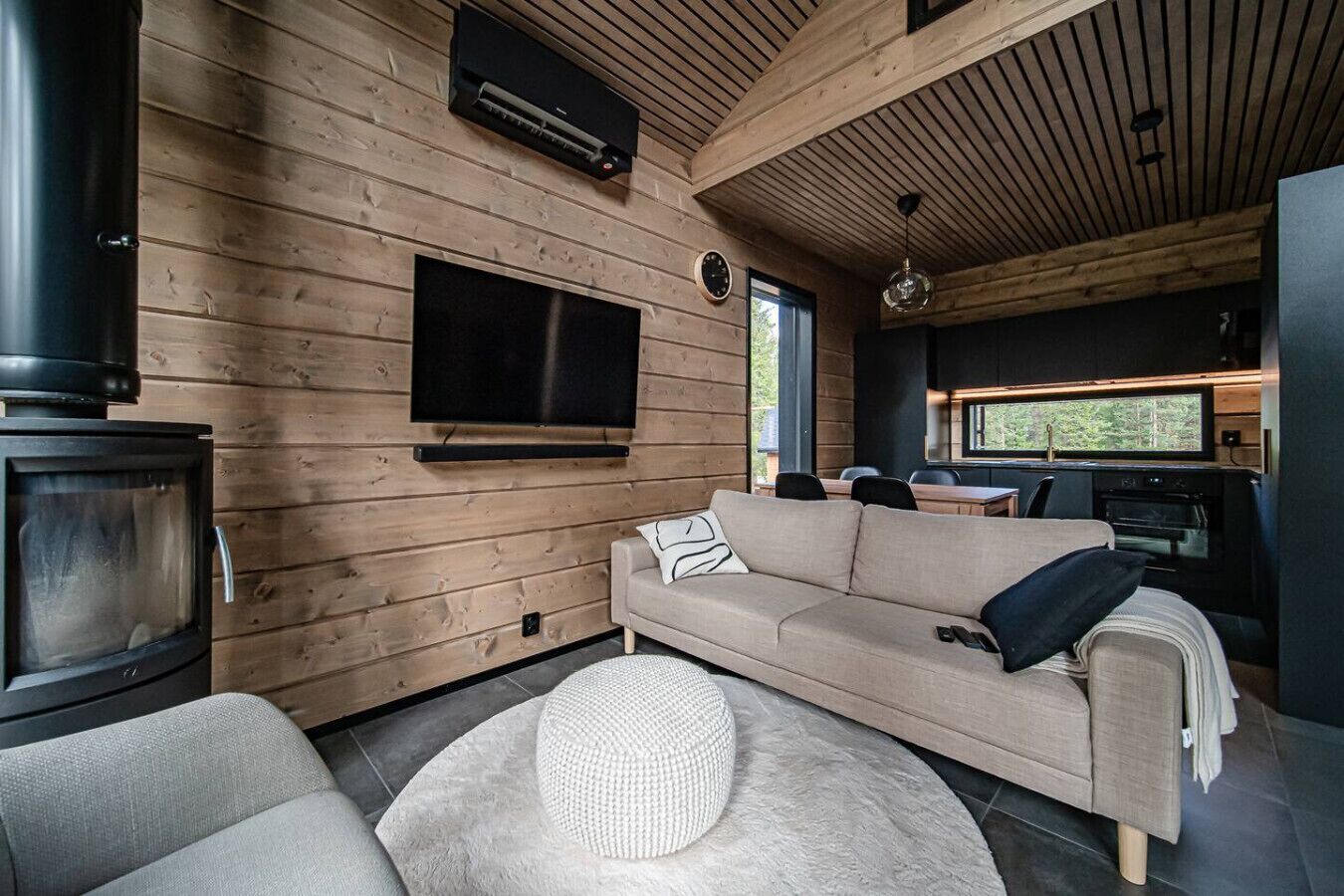 Una televisión, una chimenea