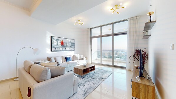 Superior-Apartment, 2 Schlafzimmer, Stadtblick | Wohnzimmer | 55-Zoll-Smart-TV mit Kabelempfang