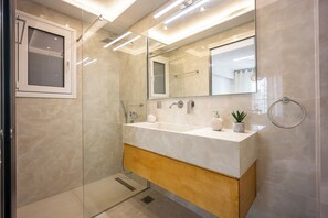 Regadera, amenidades de baño gratuitas, secadora de cabello, pantuflas 