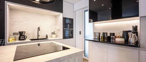 Een koelkast, een microgolfoven, een oven, een kookplaat