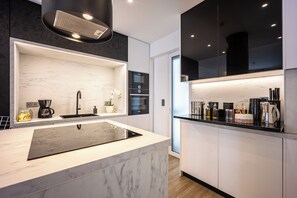 Réfrigérateur, micro-ondes, four, plaque de cuisson