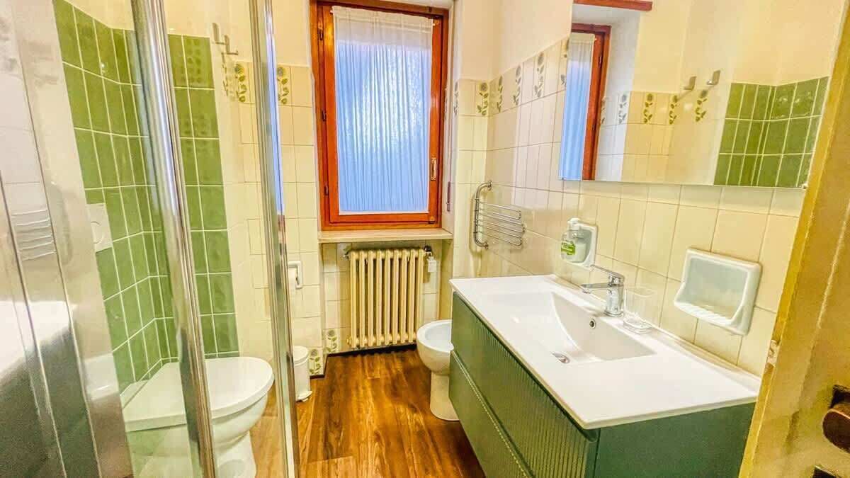 Douche, sèche-cheveux, bidet, serviettes fournies