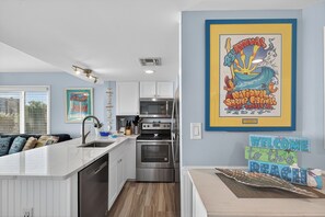 Réfrigérateur, four à micro-ondes, un four, surface de cuisson