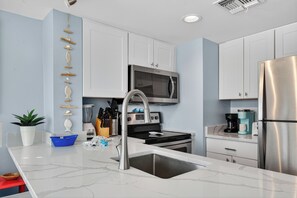 Réfrigérateur, four à micro-ondes, un four, surface de cuisson