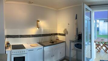 Een koelkast, een magnetron, een oven, een kookplaat