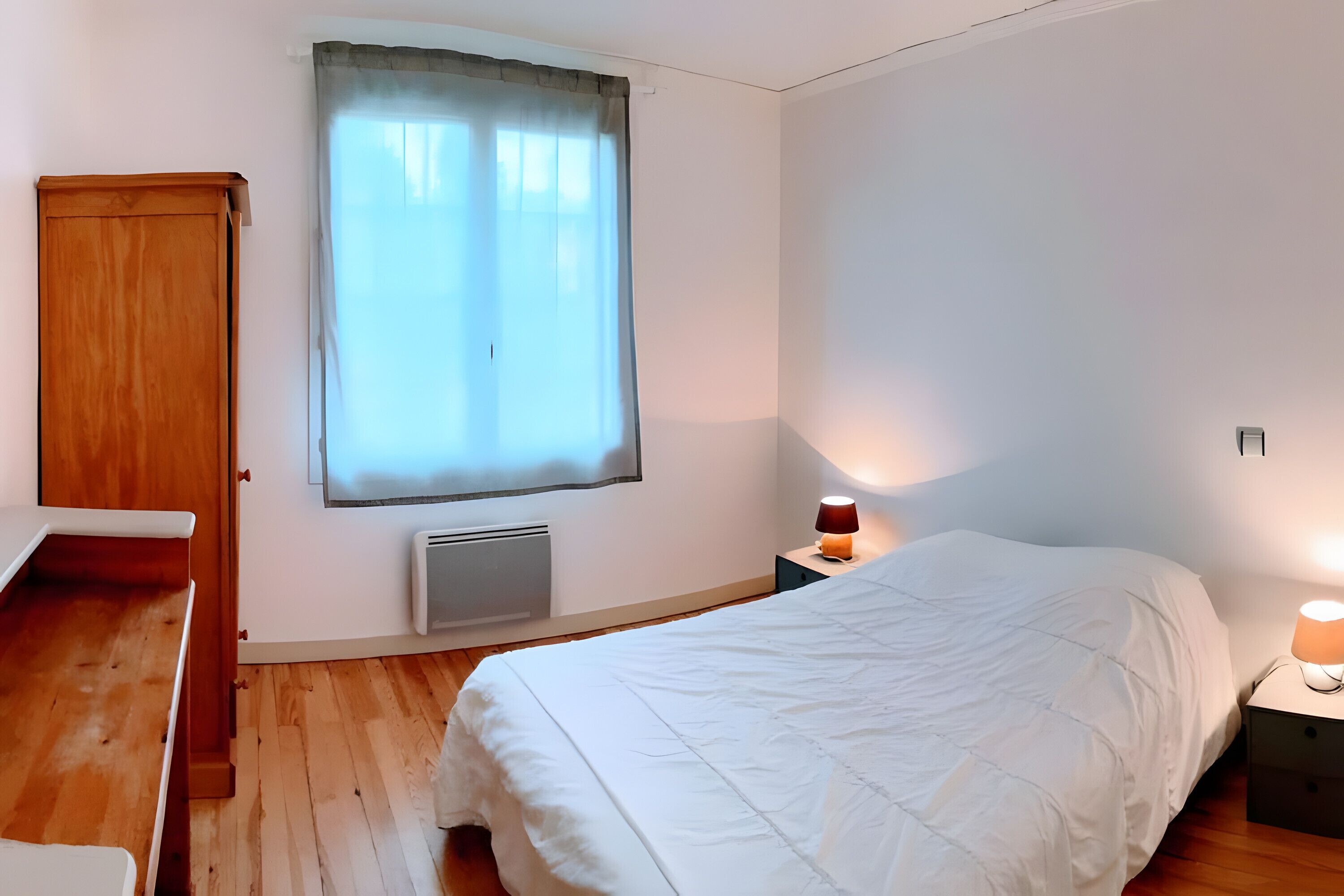 3 habitaciones, tabla de planchar con plancha, wifi y ropa de cama 
