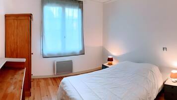 3 bedrooms, iron/ironing board, WiFi, bed sheets