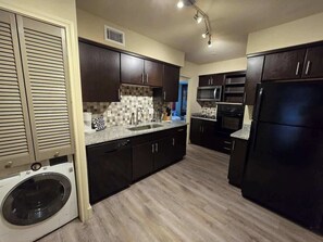 ثلاجة، ميكروويف، فرن، موقد طهي مسطح