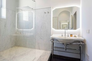 Luxury Apartment | Bathroom | Free toiletries, hair dryer, towels, toilet paper - Luxury Lungarno House by MMega (Florence)
