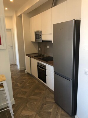Geladeira, micro-ondas, fogão, cooktop