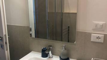 Dusche, Haartrockner, Bidet, Handtücher