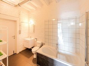 Apartment | Bathroom | Towels, toilet paper - Apartment With a View of Alpacas (Heers)