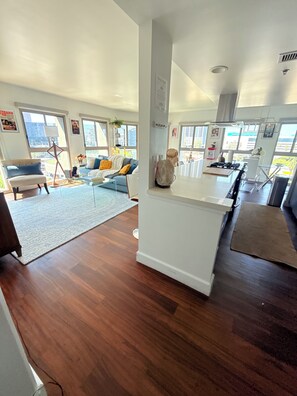 TV - Cozy 2-bedroom corner unit skyrise apartment with city views (Vernon)