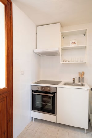 Apartment, 2 Bedrooms, Partial Sea View | Private kitchen