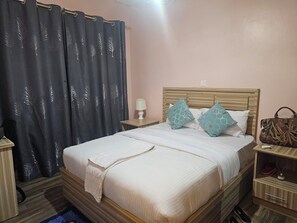 Habitación doble estándar, vista al jardín | Decoración personalizada, muebles diferentes y wifi gratis 
